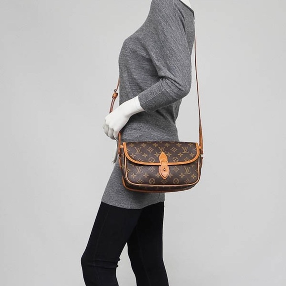 Louis Vuitton - Picture 2 of 15